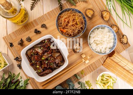 Vue de dessus de délicieux bœuf asiatique avec oignon servi avec nouilles et riz Banque D'Images