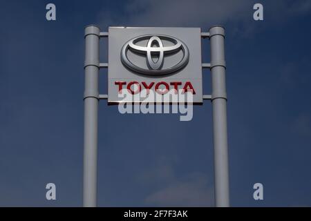 Novokuznetsk,Russie-31.03..2021.logo de la société automobile Toyota contre le ciel bleu en été Banque D'Images