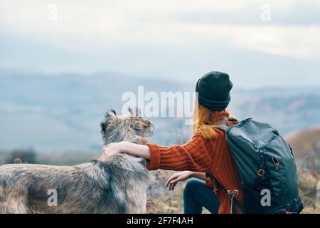 femme randonneur à côté de chiens montagnes voyage vacances Banque D'Images