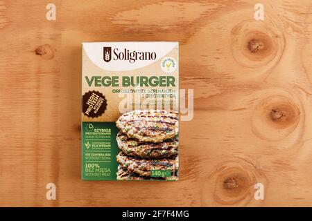 Emballage et contenu de Vege Burger Solgrano sans soja sur fond en bois Banque D'Images