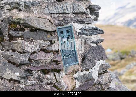 Gros plan de la plaque Trig point sur le sommet place Fell, près d'Ullswater, Lake District Banque D'Images