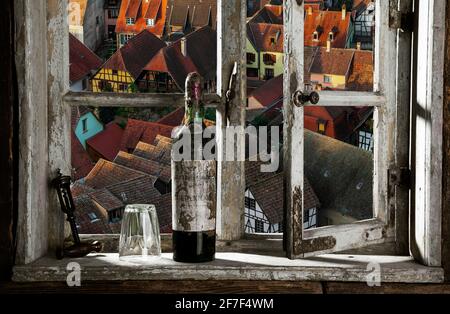 Vue par une fenêtre en bois sur la ville historique de Kaysersberg Banque D'Images