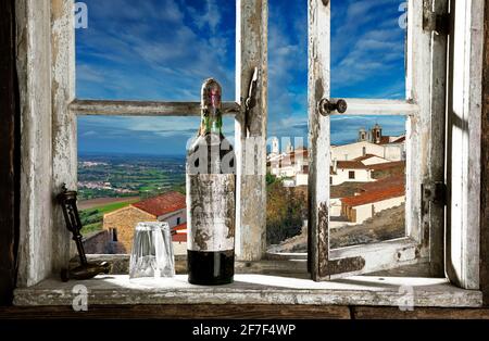 Vue depuis une fenêtre en bois sur Monsaraz, Portugal Banque D'Images