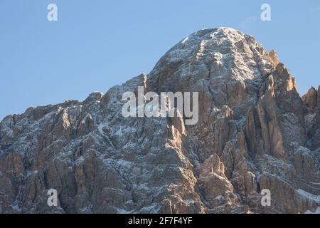 Vue sur le mont Tullen à Val di Funes, Dolomites après une tempête automnale Banque D'Images