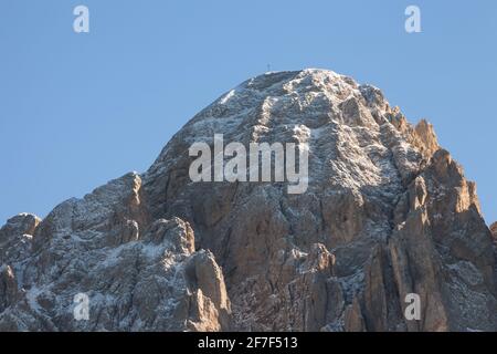 Vue sur le mont Tullen à Val di Funes, Dolomites après une tempête automnale Banque D'Images