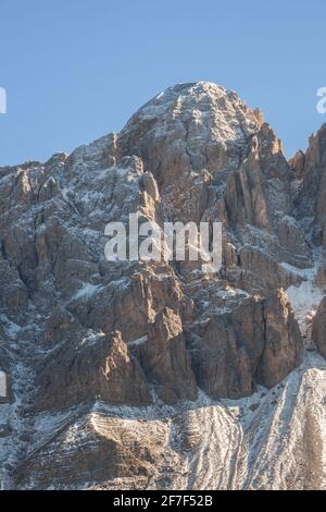 Vue sur le mont Tullen à Val di Funes, Dolomites après une tempête automnale Banque D'Images
