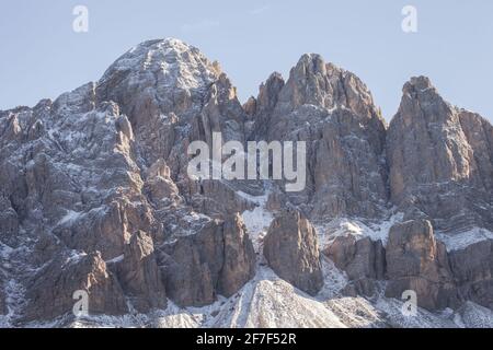 Vue sur le mont Tullen à Val di Funes, Dolomites après une tempête automnale Banque D'Images