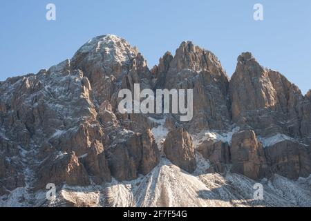 Vue sur le mont Tullen à Val di Funes, Dolomites après une tempête automnale Banque D'Images