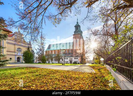 Automne à Gniezno, Pologne. Vue sur la basilique de la cathédrale de l'Assomption de la Sainte Vierge Marie Banque D'Images