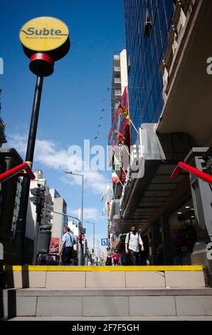 Buenos Aires, Argentine - janvier 2020 : sortie de la station de métro jusqu'à la rue de la ville dans le centre-ville. Panneau jaune du métro de Buenos Aires Banque D'Images