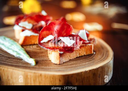 Gros plan sur le plat de prosciutto bruschetta et la sauce Banque D'Images
