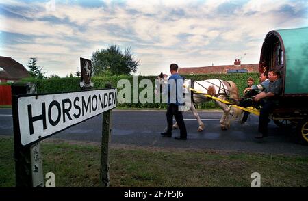 UNE CARAVANE DE GYPSY SOLITAIRE ENTRANT À HORSMONDEN QUI A ÉTÉ LE LIEU DE L'ANCIENNE FOIRE DE CHEVAUX, ET QUI A ÉTÉ INTERDITE CETTE ANNÉE. LES TSIGANES ET LES MANIFESTANTS SE SONT JOINTS AU DÉFILÉ À TRAVERS LE VILLAGE DE KENT POUR MANIFESTER CONTRE L'INTERDICTION. Banque D'Images