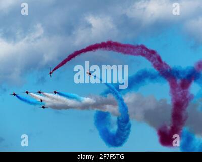 Les flèches rouges sont l'équipe d'exposition de la Royal Air Force qui exécute leurs spectacles étonnants pour le public dans le monde entier. Banque D'Images