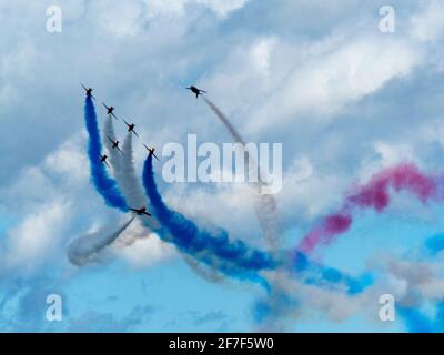 Les flèches rouges sont l'équipe d'exposition de la Royal Air Force qui exécute leurs spectacles étonnants pour le public dans le monde entier. Banque D'Images