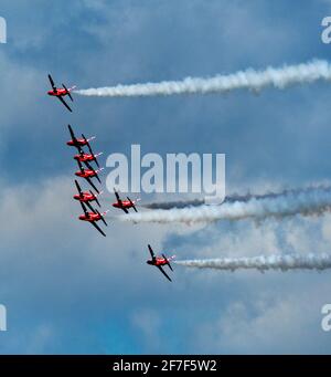 Les flèches rouges sont l'équipe d'exposition de la Royal Air Force qui exécute leurs spectacles étonnants pour le public dans le monde entier. Banque D'Images