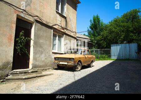 Rogatin, Ukraine - juin, 2019: Vieille voiture soviétique garée dans l'arrière-cour. Voiture d'époque appelée Moskvich. Ukraine. Banque D'Images