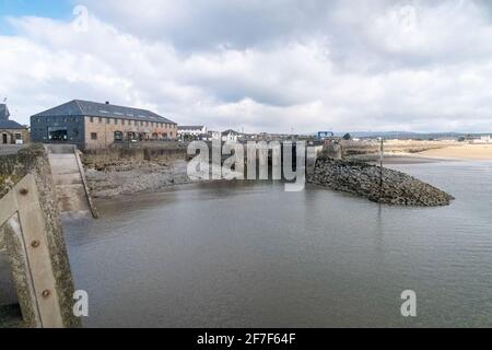 Port de plaisance de Porthcawl, bâtiment Jennings et plage de Coney Banque D'Images