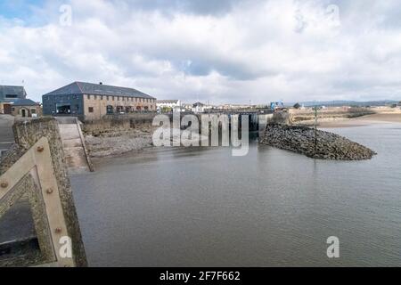 Port de plaisance de Porthcawl, bâtiment Jennings et plage de Coney Banque D'Images