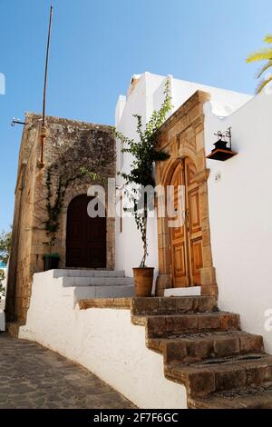 Portes en bois voûtées menant à des maisons de capitaine traditionnelles à Lindos sur Rhodes, Grèce. Les maisons ont été construites pour les riches capitaines de mer. Banque D'Images