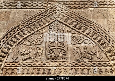 Façade sculptée au-dessus de la porte d'une maison traditionnelle de capitaine à Lindos sur Rhodes, Grèce. Ce style de maison a été construit pour les riches capitaines de mer. Banque D'Images