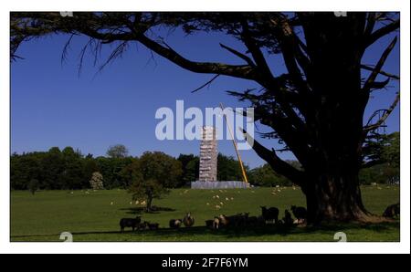 L'statue de Lord Cobham étant installé dans les jardins paysagers de renommée mondiale qu'il a créés à Stowe. La statue originale a été frappée de son point de vue au sommet du plus haut des monuments de Stowes en 1957, quand elle a été frappée par la foudre et l'éclatement.pic David Sandison 30/5/2001 Banque D'Images