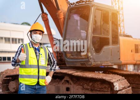 Portrait d'une pelle mécanique Foreman Construction, d'un ingénieur ou d'un ouvrier de pelle rétro et d'une grue portant une combinaison de sécurité sur le chantier de construction Banque D'Images
