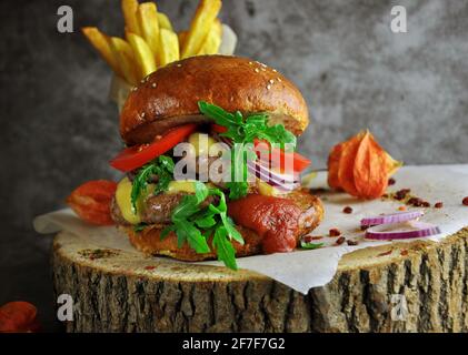 Hamburger et frites frais et savoureux sur une surface en bois. Vue de dessus Banque D'Images