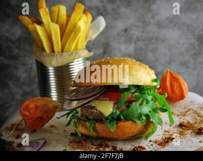 Délicieux hamburgers de boeuf, tomates, fromage et laitue Banque D'Images