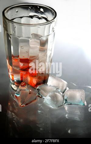 Verre d'eau sodée avec glaçons Banque D'Images