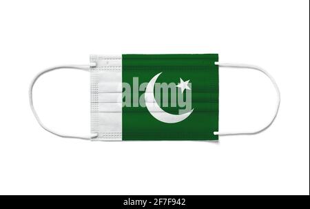 Drapeau du Pakistan sur un masque chirurgical jetable. Arrière-plan blanc isolé Banque D'Images