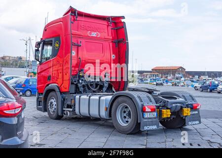 Camion semi-remorque Red Scania R500 sans remorque. Italie, port maritime de Catane. 14 mai 2019 Banque D'Images