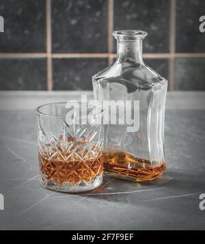 boisson alcoolisée, whisky sur fond gris foncé Banque D'Images