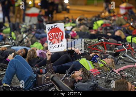 Londres, Royaume-Uni. 29 novembre 2013. Les cyclistes ont une masse à mourir à l'extérieur du quartier général de transport pour Londres pour faire campagne pour une meilleure sécurité Banque D'Images