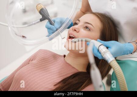 Gros plan d'une jeune belle femme au bureau des dentistes Banque D'Images