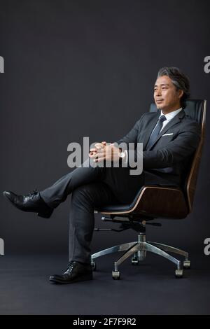 Confident businessman sitting on chair Banque D'Images