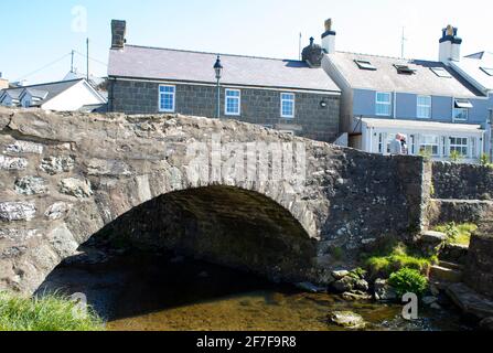Pont en pierre, Aberdaron, pays de Galles. Paysage vue à angle bas de la traversée de la rivière dans ce charmant village gallois de bord de mer. Banque D'Images