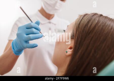 Prise de vue rognée d'une femme méconnaissable faisant l'objet d'un examen dentaire par un dentiste Banque D'Images