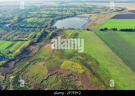 Vue aérienne de la scène estivale parfaite de la campagne ukrainienne. Vue depuis un drone volant de paysage de campagne sur l'Ukraine, l'Europe. Banque D'Images