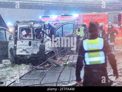 Düsseldorf, Allemagne. 07e avril 2021. Des secouristes sont sur place après un accident sur l'autoroute 44. Au moins quatre personnes ont été grièvement blessées dans un accident de la circulation ce matin à l'aéroport de Düsseldorf, près de la jonction de l'autoroute nord de Düsseldorf en direction de Mettmann. Un camion et une fourgonnette sont entrés en collision ici. Crédit : David Young/dpa/Alay Live News Banque D'Images