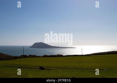 Aberdaron, pays de Galles. Île de Bardsey vue depuis les falaises au-dessus de la mer. Magnifique paysage marin. Bleu ciel et espace de copie. Banque D'Images