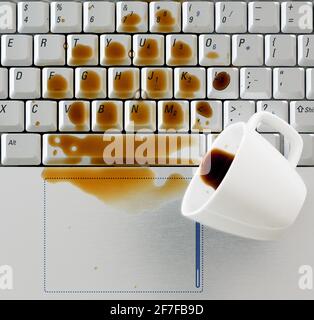 Café renversé sur le clavier de l'ordinateur portable en gros plan Banque D'Images