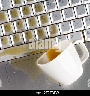 Café renversé sur le clavier de l'ordinateur portable en gros plan Banque D'Images