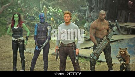 TUTEURS OIF THE GALAXY vol 2 - 2017 film de Walt Disney Studios Motion Pictures de gauche à droite : Karen Gillan (Nebula) , Zoe Saldana (Gamora), Chris Pratt (Peter Quill/Star-Lord), Dave Bautista (Drax the Destroyer), Bradley Cooper (voix de Rocket) Banque D'Images