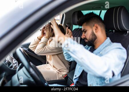 Un homme et une femme dans une situation stressante pendant conduite en voiture Banque D'Images