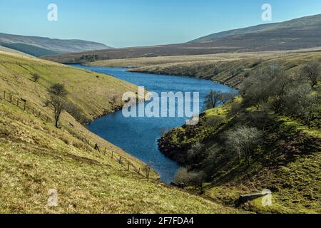 En regardant vers le bas et en arrière le long du réservoir de Grwyne Fawr vers le barrage dans les montagnes noires, parc national de Brecon Beacons Banque D'Images