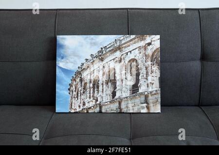 Impression de toile de photo étirée sur le cadre avec papier peint de galerie, photographie d'architecture sur le canapé sur le mur blanc Banque D'Images