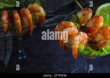 Fruits de mer épicés cocktail de crevettes servi dans un restaurant touristique tropical dans un verre avec décoration de crevettes avec saupoudrer d'aneth, de citron, Banque D'Images