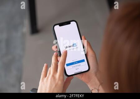 CHIANG MAI, THAÏLANDE - APR 4, 2021: IPhone 12 avec application LinkedIn à l'écran. LinkedIn est un service de réseautage social orienté vers l'entreprise Banque D'Images