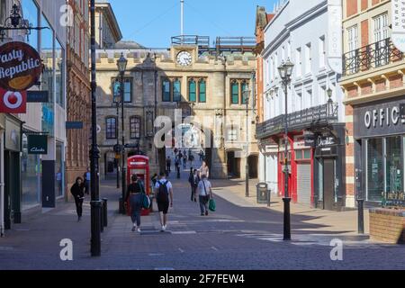 Bâtiment Tudor du XVIe siècle. La porte Stonebow qui abrite le Guildhall, High Street, Lincoln, Angleterre, Royaume-Uni Banque D'Images