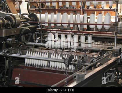 Les bobines et les fils sur une machine textile classique. Banque D'Images